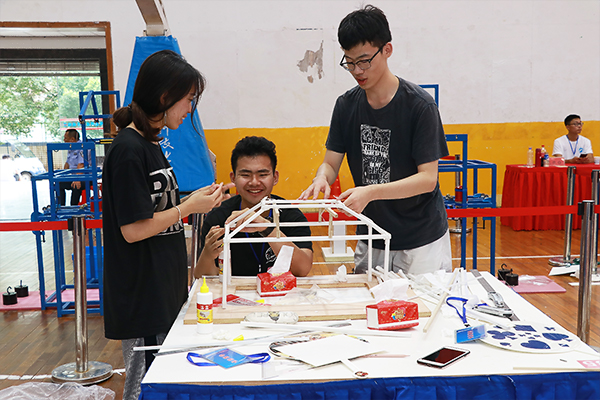 参赛小组成员合作完成模型制作 必赢国际437官网宣传部 隋明潓 摄0.jpg